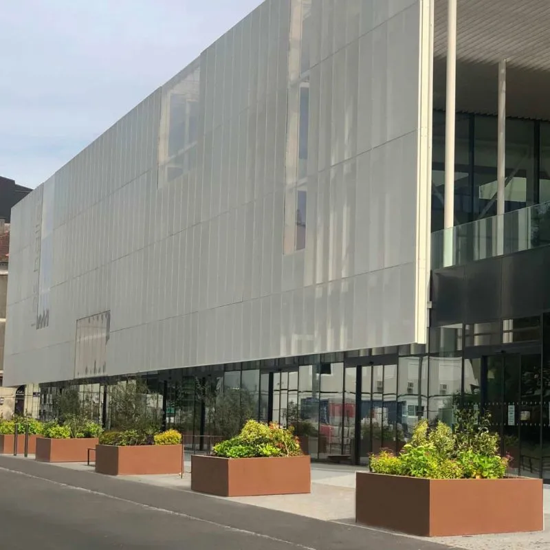 Jardinière pour collectivité devant bâtiment administratif