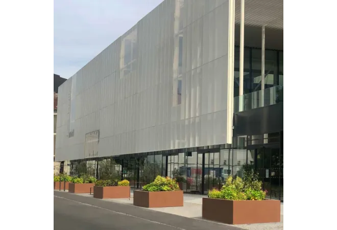 Jardinière pour collectivité devant bâtiment administratif