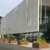 Jardinière pour collectivité devant bâtiment administratif