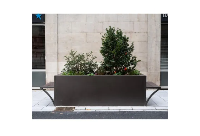 Jardinière métallique avec bancs intégrés