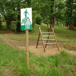 Agrès sportif en bois pour parcours de santé en plein air