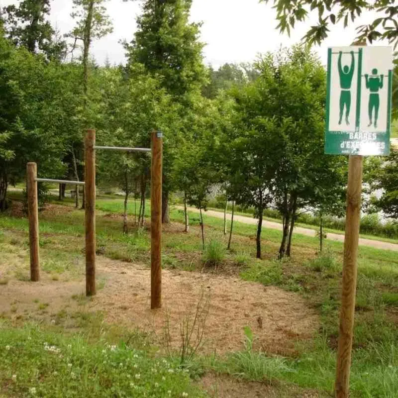 Barres en bois pour exercices de traction sur parcours de santé extérieur