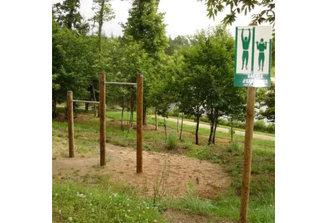 Barres en bois pour exercices de traction sur parcours de santé extérieur