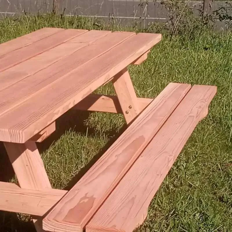 Table avec banc en bois