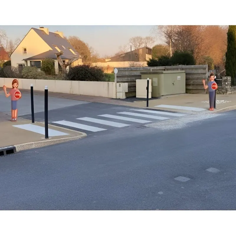 Panneaux d'avertissement garçon et fille de chaque côté d'un passage piéton à proximité d'une école