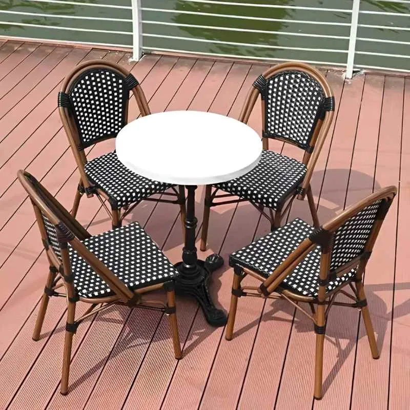 Chaises CHR noires et blanches sur terrasse extérieure Chaises CHR noires et blanches sur terrasse extérieure