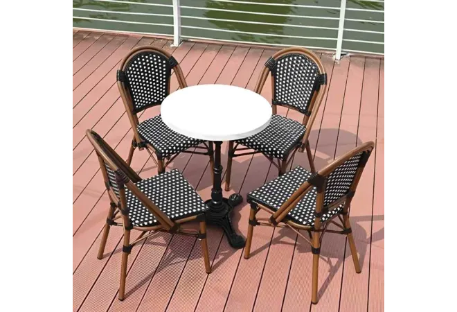 Chaises CHR noires et blanches sur terrasse extérieure Chaises CHR noires et blanches sur terrasse extérieure