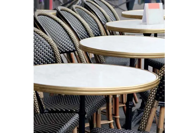 Chaises restaurant extérieur sur terrasse de café Chaises restaurant extérieur sur terrasse de café