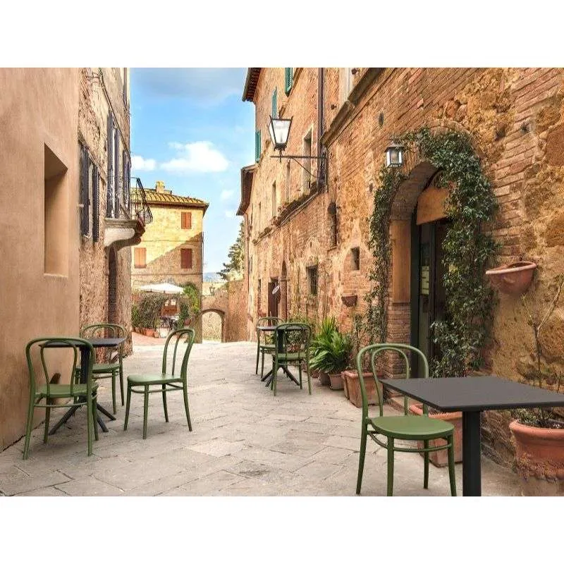 Terrasse CHR aménagée avec des tables carrées noires Terrasse CHR aménagée avec des tables carrées noires