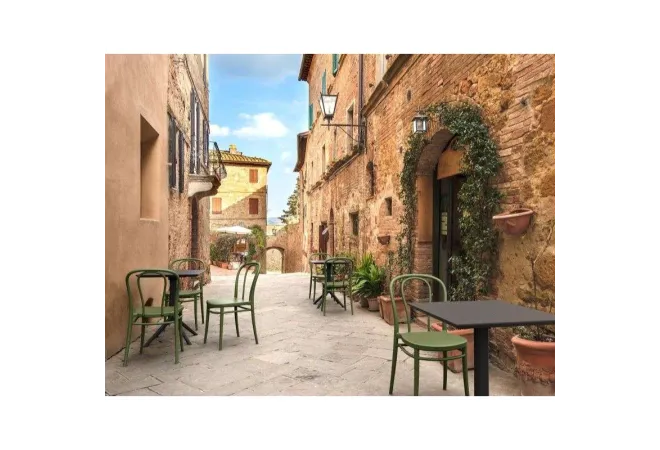 Terrasse CHR aménagée avec des tables carrées noires Terrasse CHR aménagée avec des tables carrées noires