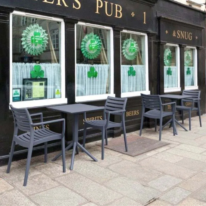 Tables sur terrasse de CHR grises Tables sur terrasse de CHR grises