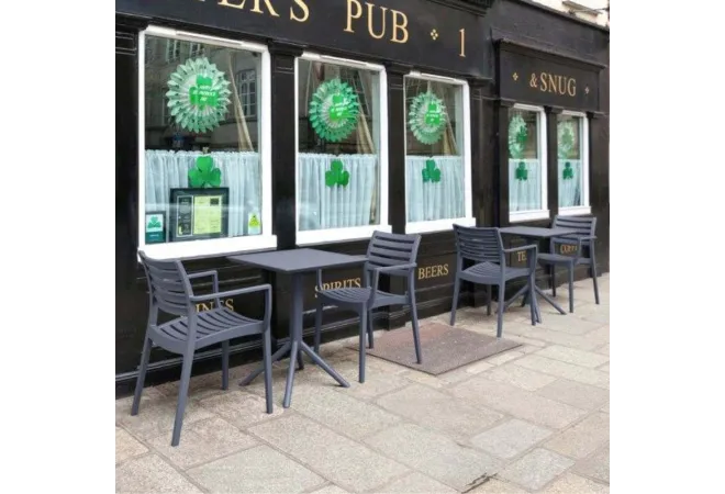 Tables sur terrasse de CHR grises Tables sur terrasse de CHR grises