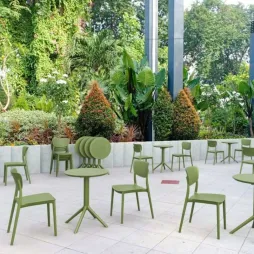 Mobilier de terrasse CHR vert olive en extérieur Mobilier de terrasse CHR vert olive en extérieur
