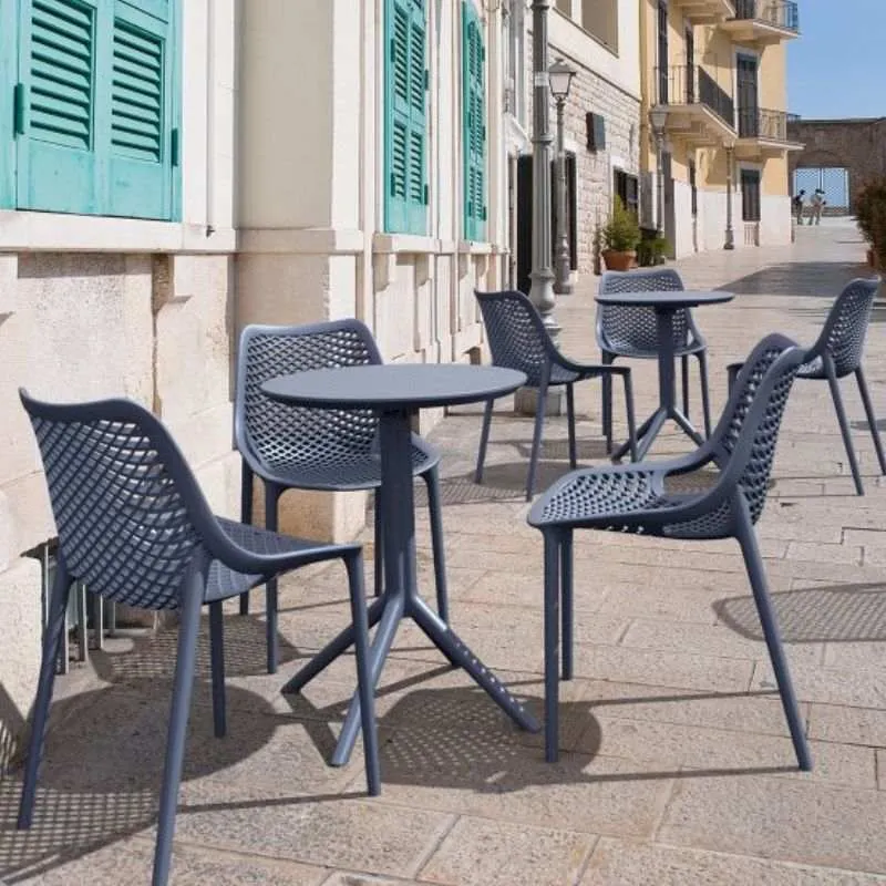 Terrasse CHR aménagée avec tables rondes et chaises gris foncé Terrasse CHR aménagée avec tables rondes et chaises gris foncé
