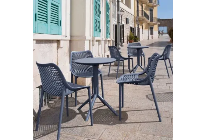 Terrasse CHR aménagée avec tables rondes et chaises gris foncé Terrasse CHR aménagée avec tables rondes et chaises gris foncé