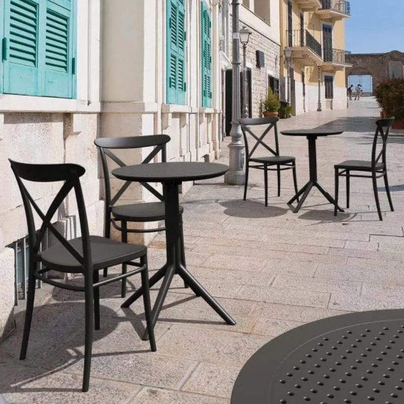 Terrasse de café avec tables CHR rondes et chaises noires Terrasse de café avec tables CHR rondes et chaises noires