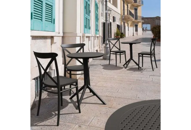 Terrasse de café avec tables CHR rondes et chaises noires Terrasse de café avec tables CHR rondes et chaises noires