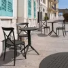 Terrasse de café avec tables CHR rondes et chaises noires Terrasse de café avec tables CHR rondes et chaises noires
