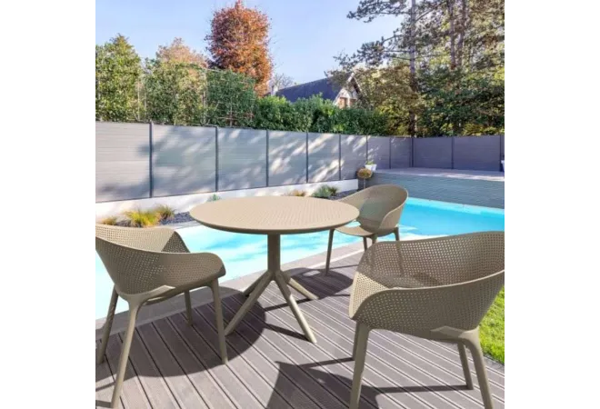 Terrasse extérieure aménagée avec mobilier CHR taupe Terrasse extérieure aménagée avec mobilier CHR taupe