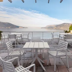 Terrasse de CHR aménagée avec table carrée blanche Terrasse de CHR aménagée avec table carrée blanche