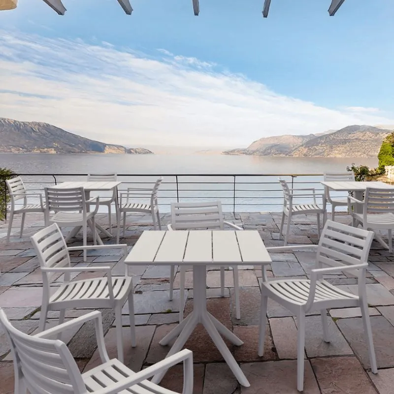 Terrasse de CHR aménagée avec table carrée blanche Terrasse de CHR aménagée avec table carrée blanche