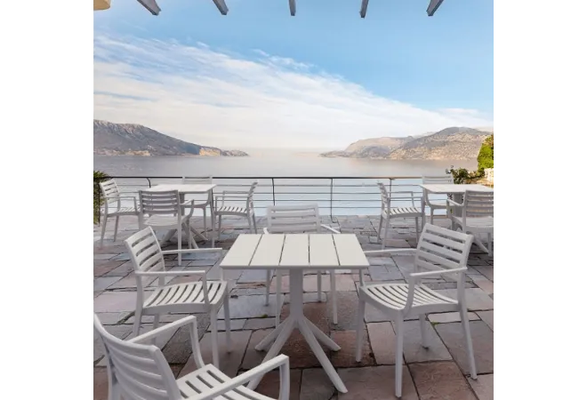 Terrasse de CHR aménagée avec table carrée blanche Terrasse de CHR aménagée avec table carrée blanche