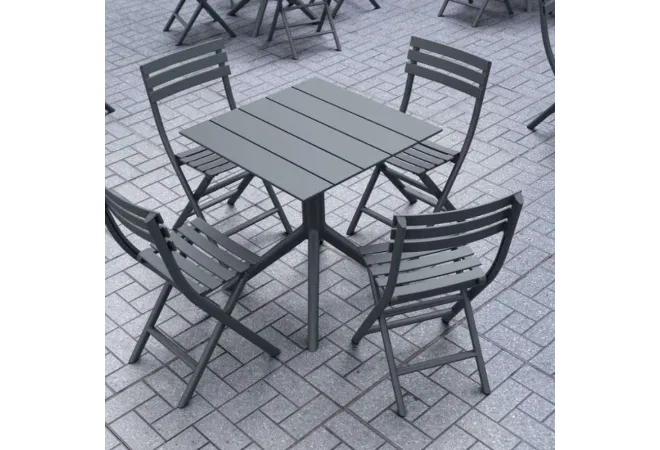 Terrasse extérieure de café avec table carrée résine gris foncé Terrasse extérieure de café avec table carrée résine gris foncé