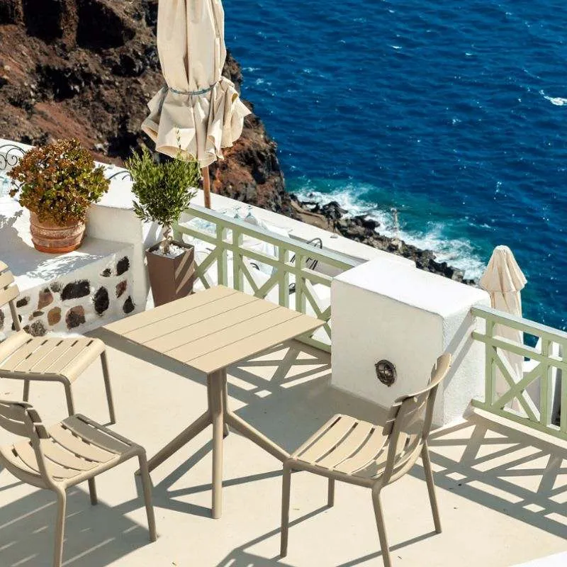 Terrasse CHR en bord de mer avec mobilier CHR coloris taupe Terrasse CHR en bord de mer avec mobilier CHR coloris taupe