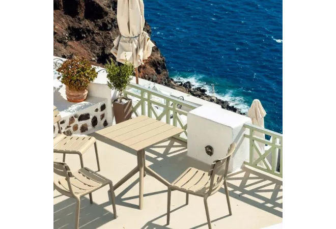 Terrasse CHR en bord de mer avec mobilier CHR coloris taupe Terrasse CHR en bord de mer avec mobilier CHR coloris taupe