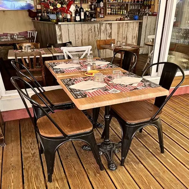 Mobilier de restaurant, table et chaises industrielles noires et chocolat Mobilier de restaurant, table et chaises industrielles noires et chocolat