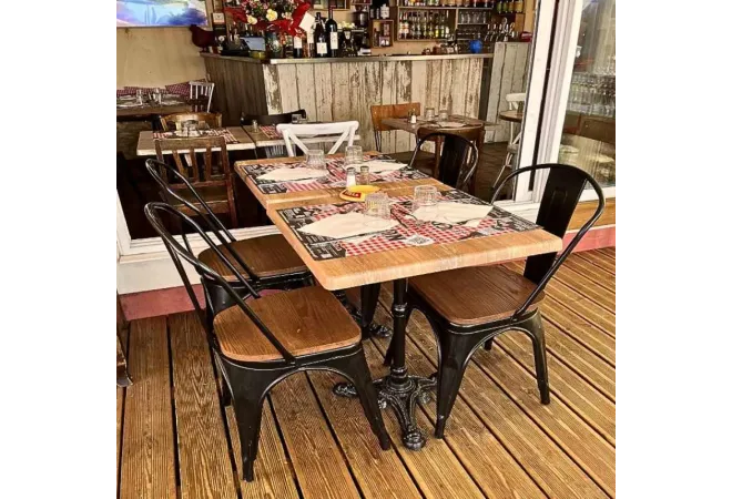 Mobilier de restaurant, table et chaises industrielles noires et chocolat Mobilier de restaurant, table et chaises industrielles noires et chocolat