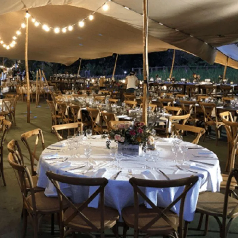 Table ronde en bois dans une réception Table ronde en bois dans une réception