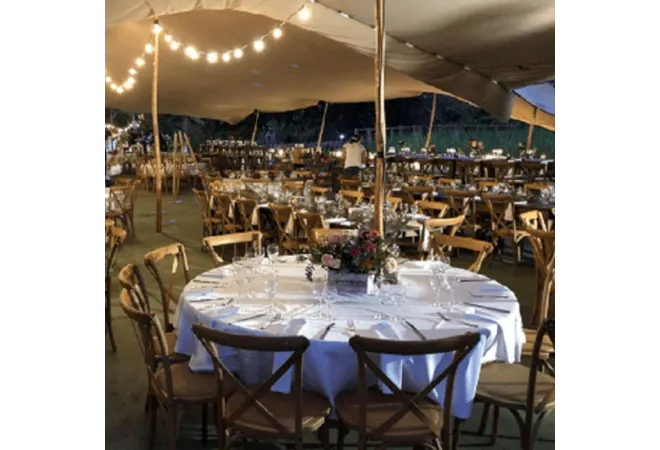 Table ronde en bois dans une réception Table ronde en bois dans une réception