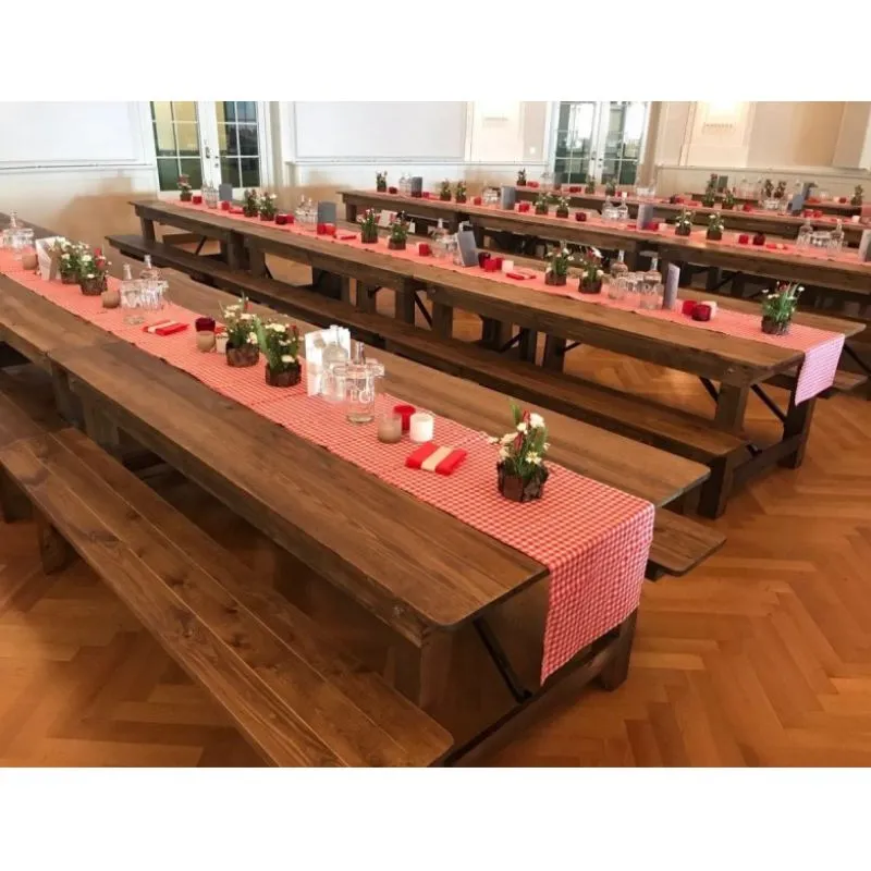 Table rectangle en bois dans salle de restaurant Table rectangle en bois dans salle de restaurant