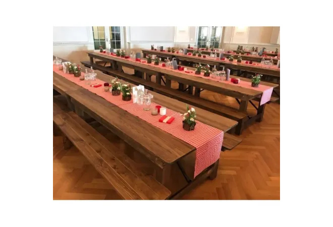 Table rectangle en bois dans salle de restaurant Table rectangle en bois dans salle de restaurant