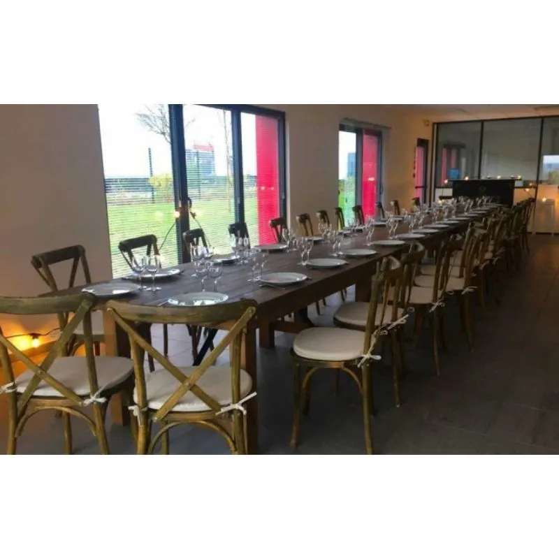 Tables CHR en bois rectangles dans salle de réception Tables CHR en bois rectangles dans salle de réception