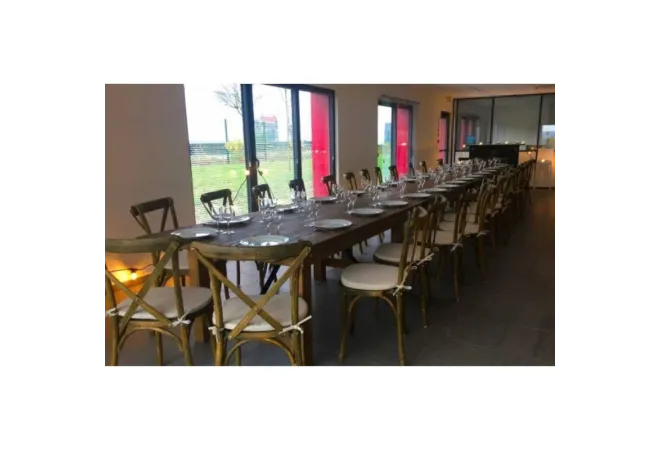 Tables CHR en bois rectangles dans salle de réception Tables CHR en bois rectangles dans salle de réception