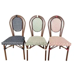 Chaises empilables différents coloris Chaises empilables différents coloris