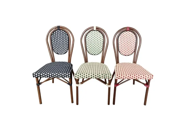 Chaises empilables différents coloris Chaises empilables différents coloris