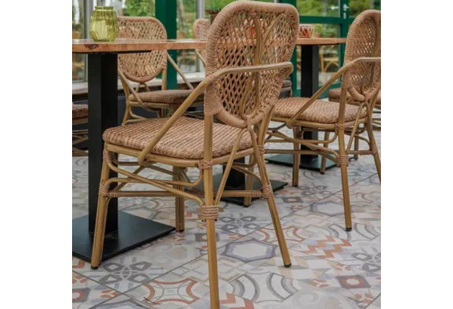 Chaises empilables CHR sur terrasse de café Chaises empilables CHR sur terrasse de café