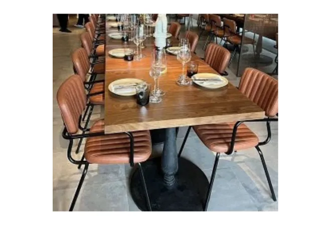 Fauteuils restaurants autour d'une table Fauteuils restaurants autour d'une table