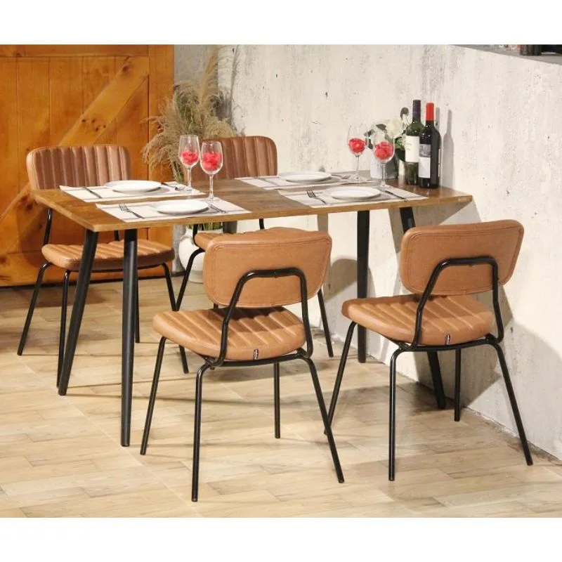 Chaise empilable CHR dans une salle de restaurant Chaise empilable CHR dans une salle de restaurant