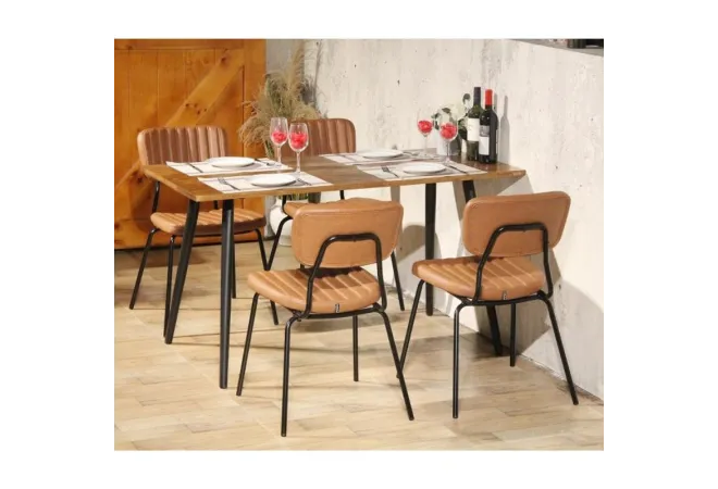 Chaise empilable CHR dans une salle de restaurant Chaise empilable CHR dans une salle de restaurant