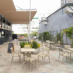 Fauteuil en polypro taupe sur terrasse extérieure Fauteuil en polypro taupe sur terrasse extérieure