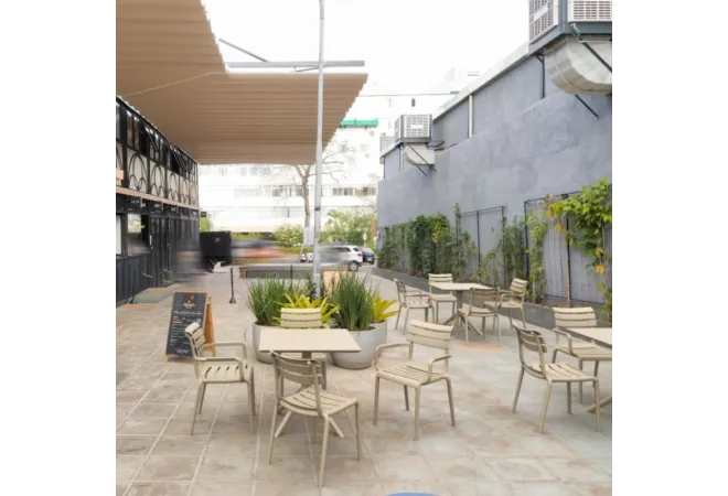 Fauteuil en polypro taupe sur terrasse extérieure Fauteuil en polypro taupe sur terrasse extérieure