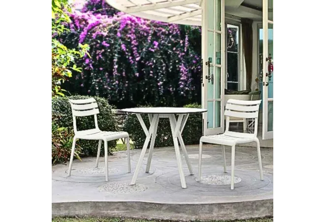 Chaises CHR blanches sur terrasse extérieure Chaises CHR blanches sur terrasse extérieure