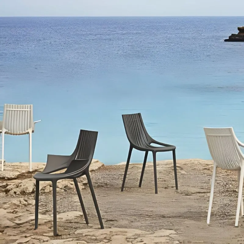 Chaises extérieures CHR s noires et blanches sur une plage Chaises extérieures CHR s noires et blanches sur une plage