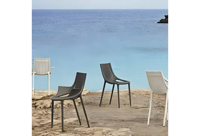 Chaises extérieures CHR s noires et blanches sur une plage Chaises extérieures CHR s noires et blanches sur une plage