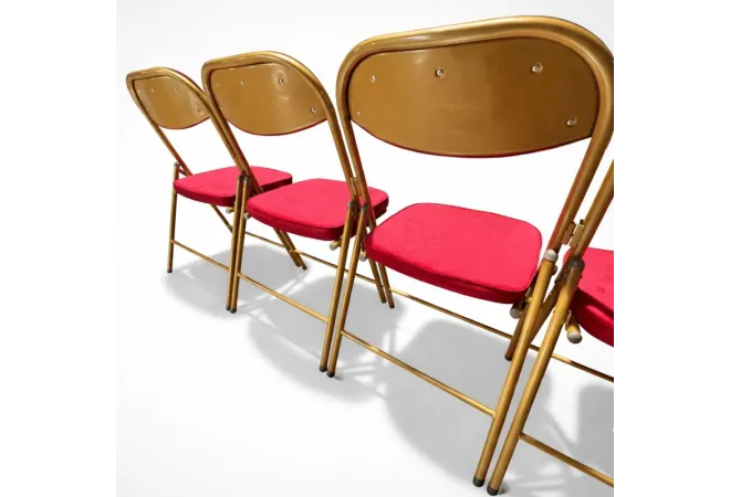 Ligne de chaises pliantes en velours