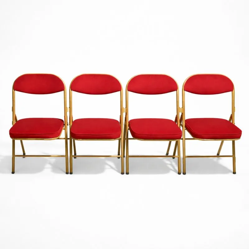 Alignement des chaises pliantes en velours